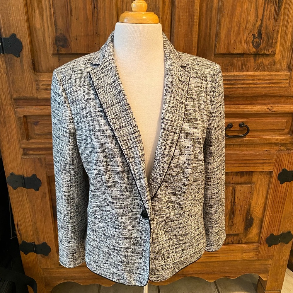 Gorgeous, barely worn Ann Taylor blazer.